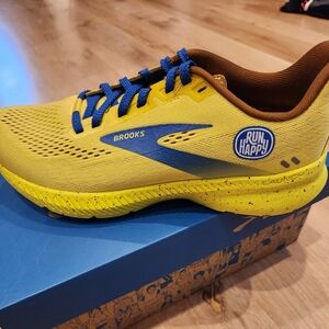 NWT Launch 8 Brooks Sneakers